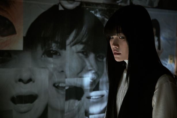 奇妙な暗い部屋で何かを見つけ怯えた表情の悠希