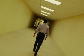 YouTube発の若手監督×A24が放つオリジナル・ホラー！企業を巻き込む“バックルームズ現象”を巻き起こした『Backrooms』日本公開決定
