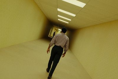 YouTube発の若手監督×A24が放つオリジナル・ホラー！企業を巻き込む“バックルームズ現象”を巻き起こした『Backrooms』日本公開決定