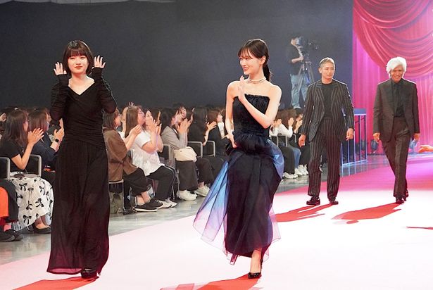 蒔田彩珠、山下美月もレッドカーペットに登場