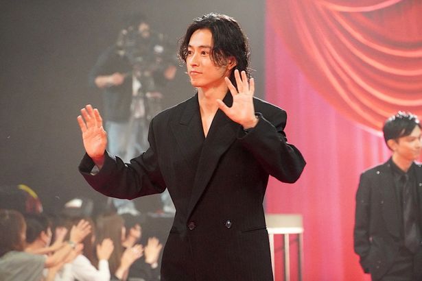山崎賢人、レッドカーペットに降臨。笑顔で手を振った