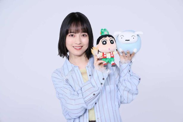 【写真を見る】TOMOOがしんのすけ、シロのぬいぐるみとともに笑顔
