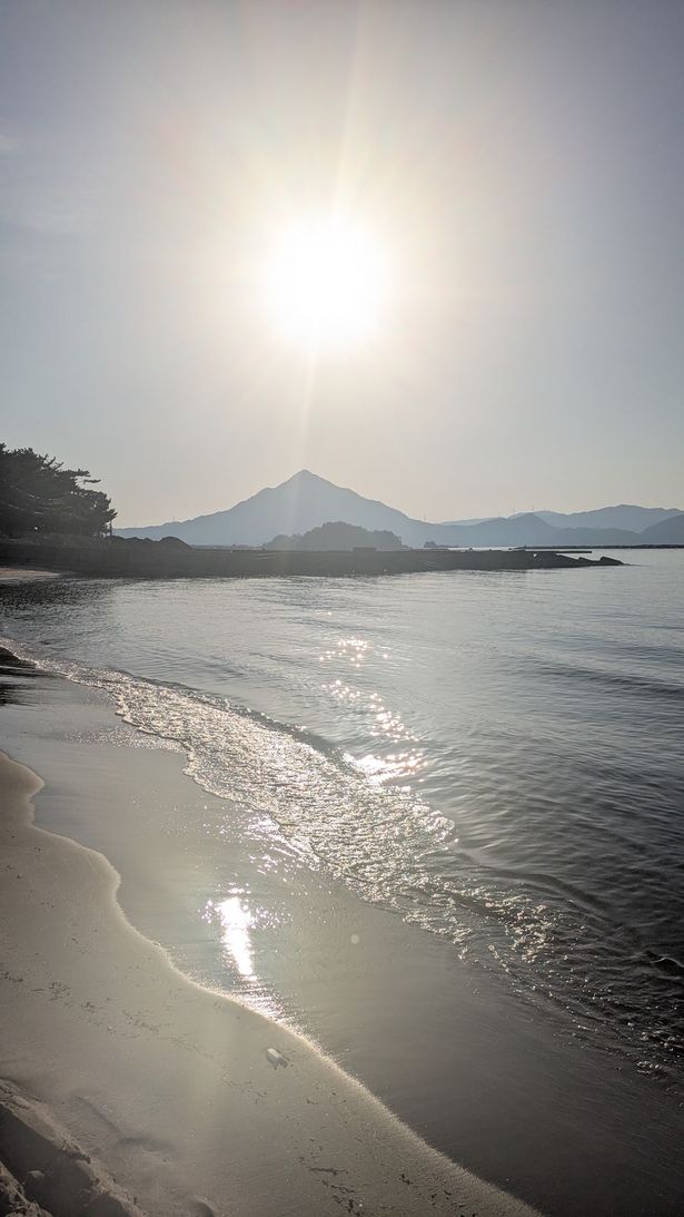 町の人々が清掃に励みながら、海の美しさを守っている