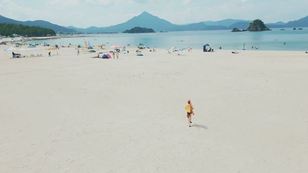 舞台となる若狭和田ビーチは、国際環境認証制度「ブルーフラッグ」をアジアで初めて取得した