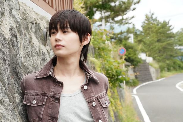 【写真を見る】懐かしさにこぼれる笑顔と優しい表情…のせりんのロケ地再訪を収めた撮り下ろし写真をたっぷりご紹介！