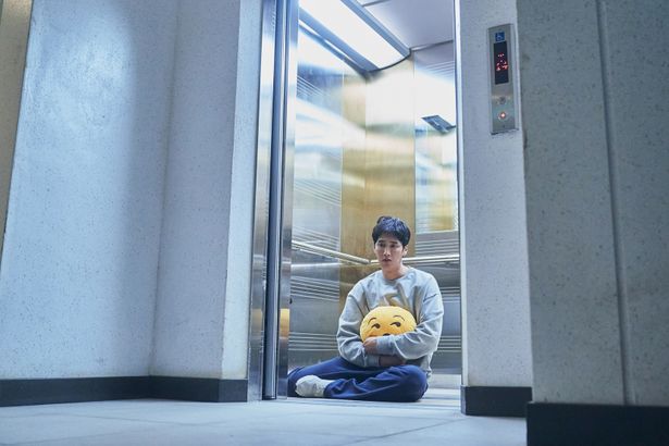 天使のようなソンジにひと目惚れしたギルグは、悪魔憑きのソンジの姿にびっくりされる