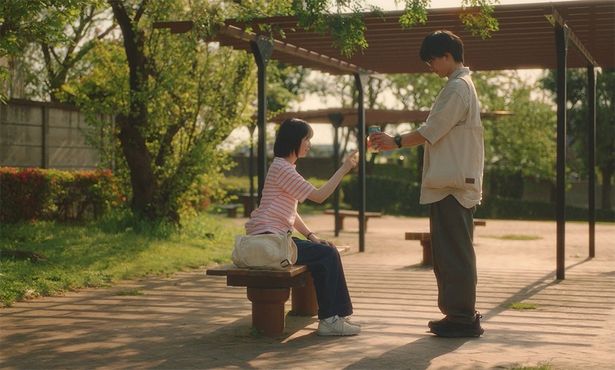 入江の穏やかな優しさが人見知りで控えめな信子の心を少しずつ動かしていく