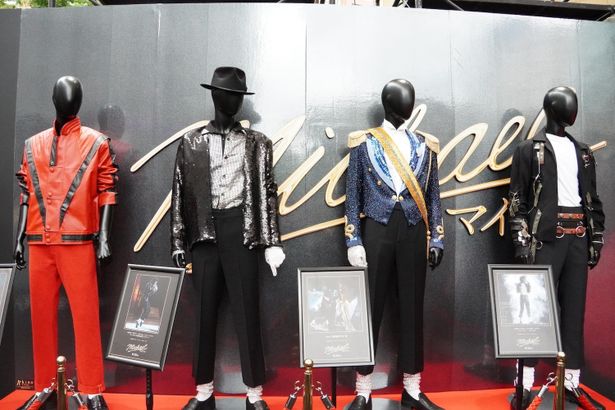 『Michael／マイケル』レッドカーペットパーティーの様子。衣装も展示されていた
