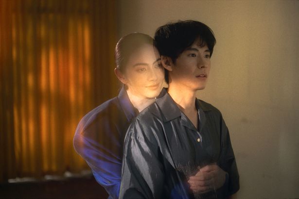 愛する夫マーチのもとへ戻ってきた妻ナットが抱きつく姿を捉えた『ユースフル・ゴースト』場面写真
