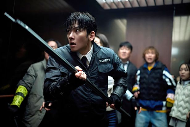 警備チーム職員のチェ・ヒョンソクを演じたチ・チャンウク