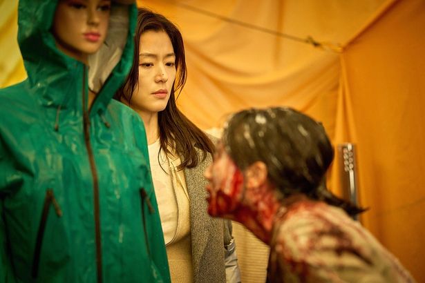 【写真を見る】生命工学者のクォン・セジョンを演じるのは、『猟奇的な彼女』(01)のチョン・ジヒョン
