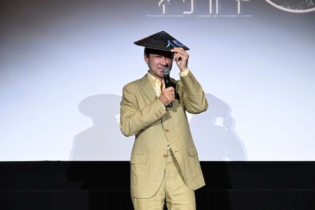 【写真を見る】「天笠」を模した特製アイテムを被る浅野忠信