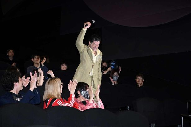 割れんばかりの拍手に包まれて浅野忠信が登場！