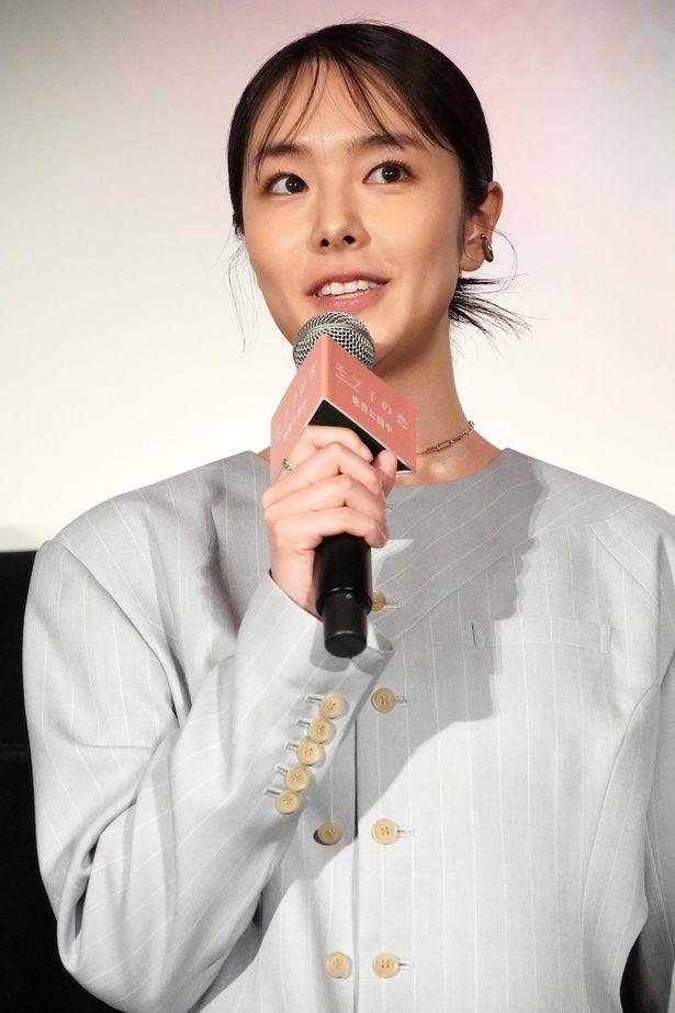 信子のバイト先の先輩、篠崎役を演じた唐田えりか