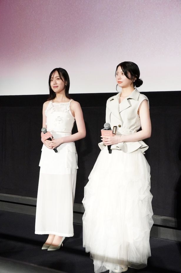 【写真を見る】桜田ひより、ボリューム感のあるチュールスカートが印象的な純白ドレスで登場