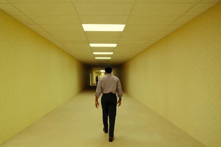 北米で大旋風を巻き起こす『Backrooms』の続編映画がはやくも進行中？20歳の新鋭ケイン・パーソンズはYouTubeシリーズ継続にも意欲