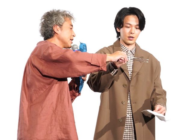 料理好きの中村に調理アイテムをプレゼントしたムロツヨシ