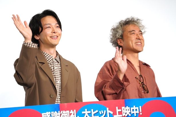 ムービーに手を振る2人