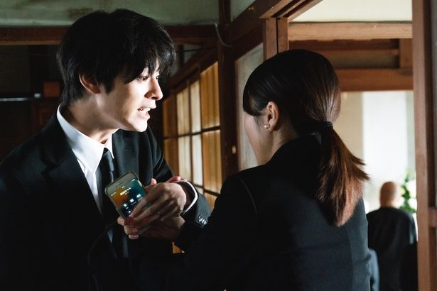 塩野瑛久演じる和歌子の夫・高志は、会社の金を横領して解雇される