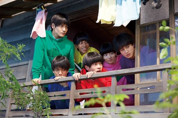 映画『おそ松さん 人類クズ化計画!!!!!?』の脚本は、演出家としても活躍する宅間孝行が手掛けた