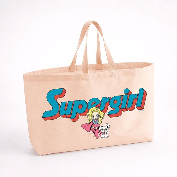 せきやゆりえによる描き下ろしアートを使用したアイテム。Yurie Sekiya “SUPERGIRL” BIG TOTE 9,900円(税込)