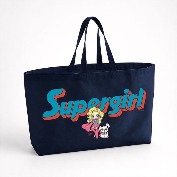 スーパーガールと愛犬クリプトを、日本の少女マンガやキャラクターカルチャーにも通じる表現を取り入れながら、アメリカンコミックスの世界観を独自に再解釈。Yurie Sekiya “SUPERGIRL” BIG TOTE 9,900円(税込)