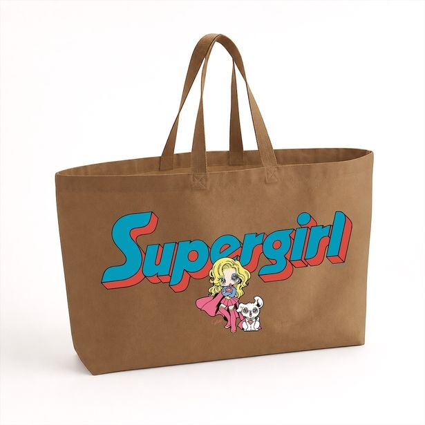 スーパーガールの持つ強さと愛らしさをあわせ持つアートワークを、日常使いしやすいアイテムに落とし込んでいる。Yurie Sekiya “SUPERGIRL” BIG TOTE 9,900円(税込)
