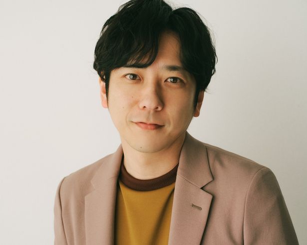 【写真を見る】二宮和也、自分の出演作は「お客さんと一緒に観ることが多い」撮り下ろし写真もたっぷり掲載！