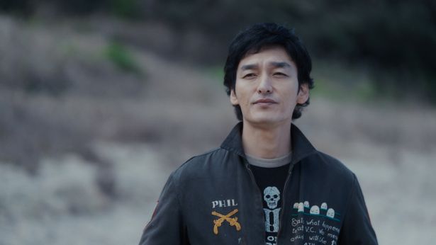 稲垣、草彅、香取の3人を主演に、監督と脚本は様々なフィールドで活躍する山内ケンジが務める