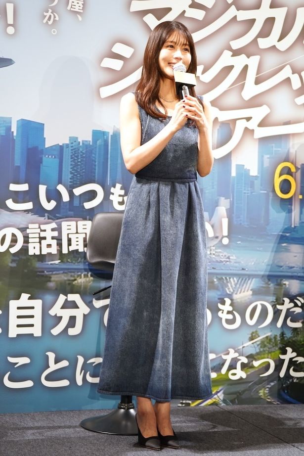 【写真を見る】デニムのワンピースを爽やかに着こなし、イベントに登場した有村架純