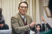 高校の校長室に足を踏み入れるシーンからはじまる本編映像が解禁に