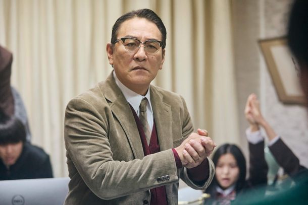 高校の校長室に足を踏み入れるシーンからはじまる本編映像が解禁に