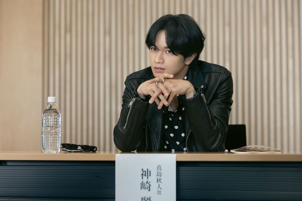 【写真を見る】初対面からバッチバチの麗司(中島健人)と美里(長濱ねる)