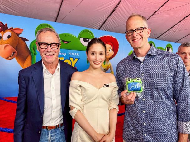 ピクサー・アニメーション・スタジオのゼネラルマネジャーのジム・モリス、広瀬アリス、同社のチーフ・クリエイティブ・オフィサーのピート・ドクター