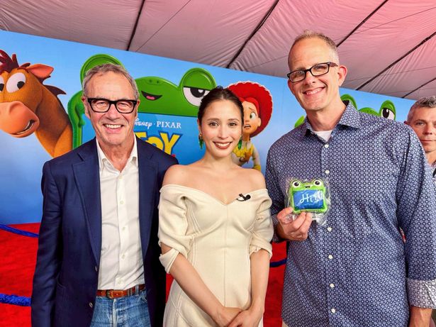 ピクサー・アニメーション・スタジオのゼネラルマネジャーのジム・モリス、広瀬アリス、同社のチーフ・クリエイティブ・オフィサーのピート・ドクター