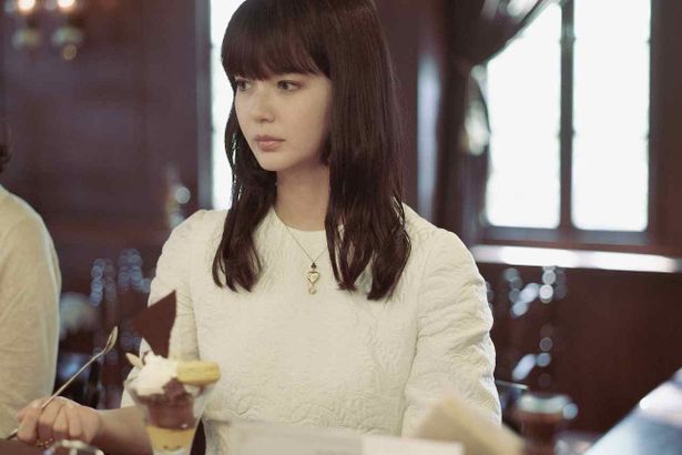 古い洋館に1人で暮らす資産家の女性クロエ(第1話)