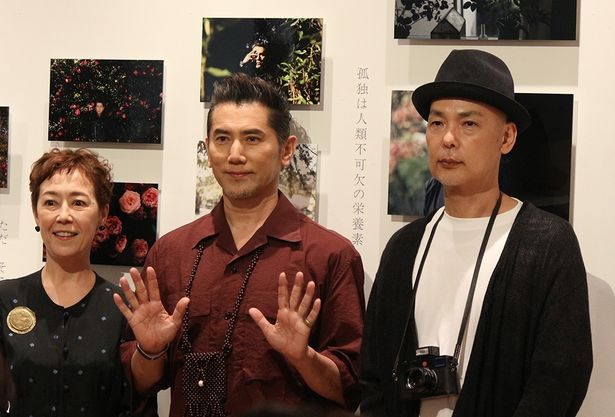 MCのクリス智子、本木雅弘、中村一弘でトークイベントを実施