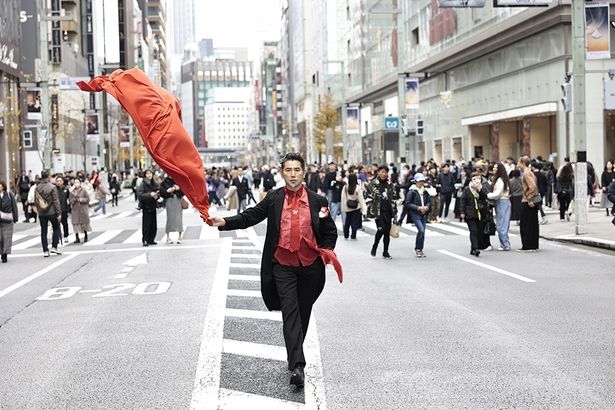 【写真を見る】60歳の誕生日当日、銀座でゲリラ的に撮影されたカット