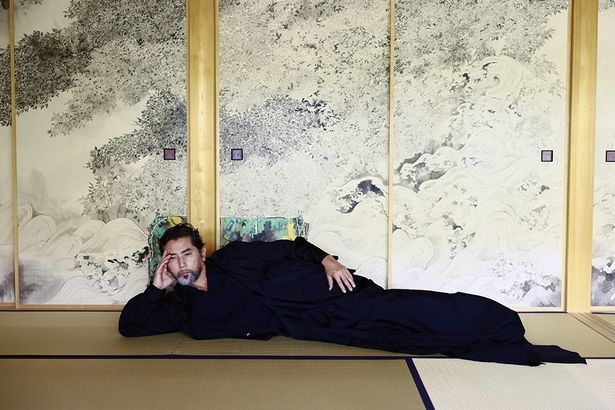 襖絵の前で寝そべる本木雅弘