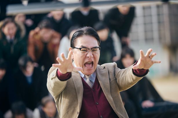 “集団”を導く謎の校長(ピエール瀧)