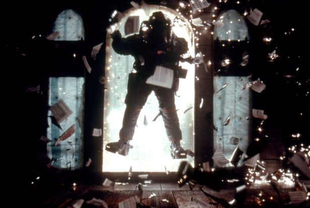 宇宙船が幻覚や幻聴を引き起こす？(『イベント・ホライゾン』)