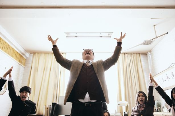ピエール瀧が、不敵な笑みを浮かべながら生徒たちを“集団”へと導く校長を演じる