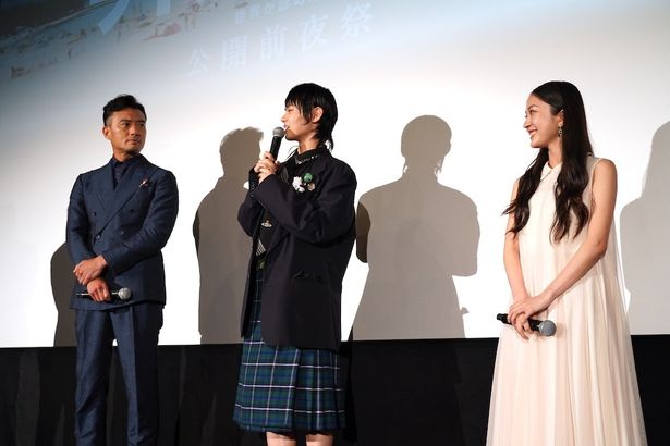 ロケ地の思い出を楽しそうに振り返る3人