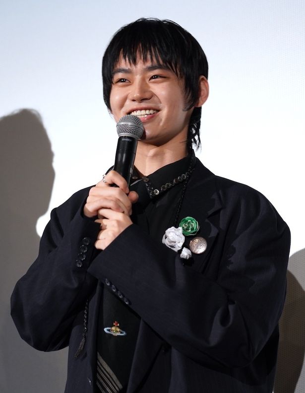 【写真を見る】初主演映画のイベントに登場した、いま話題の俳優・のせりん！個性あふれる衣装を着こなす