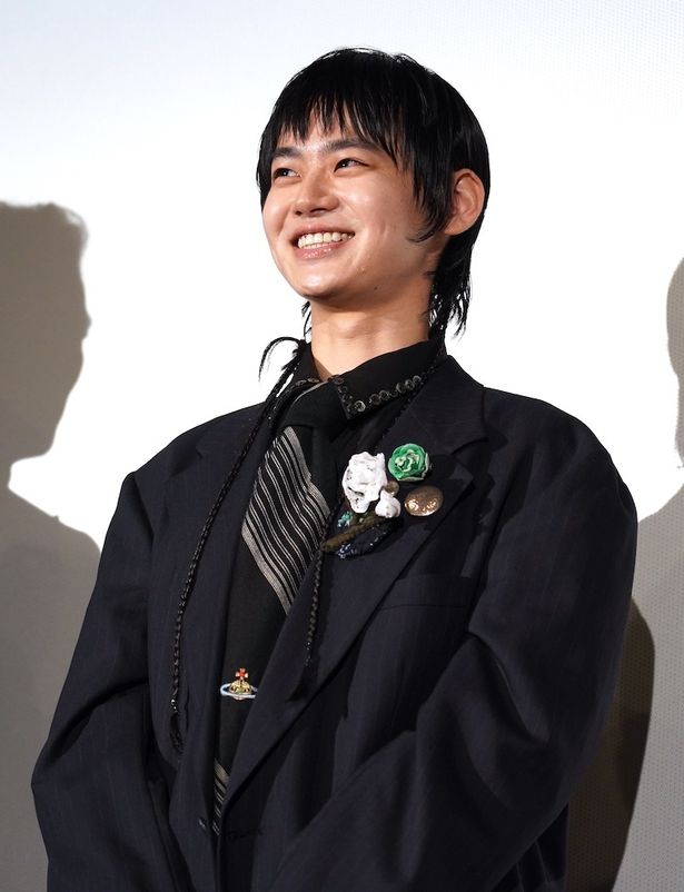 会場を見渡し、笑顔を見せるのせ