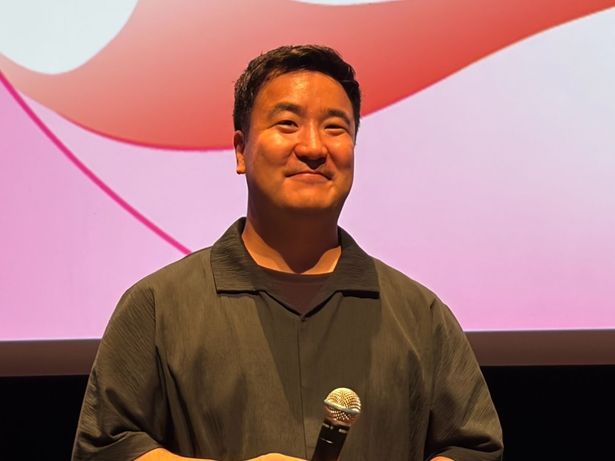 上映後のティーチインでは、万雷の拍手で迎えられた二人が、観客とのQ＆Aに応じました