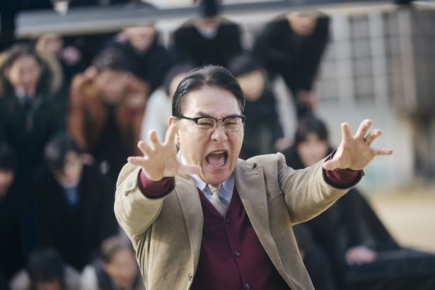 「地面師たち」での怪演も記憶に新しいピエール瀧が校長を演じる