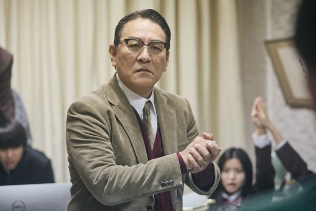 【写真を見る】ピエール瀧が、リズムに乗せて主人公たちを“集団”に勧誘？