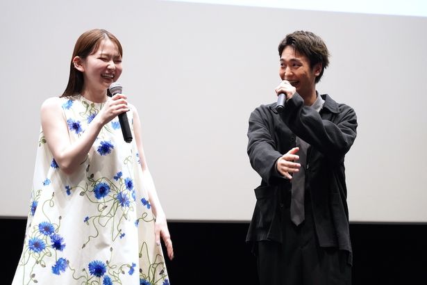 【写真を見る】映画『NEW GROUP』(公開中）の公開記念舞台挨拶で撮影を振り返り笑出す山田杏奈、青木柚