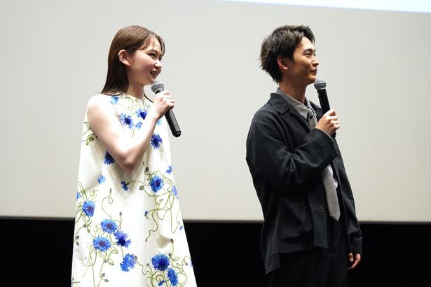 組体操のパフォーマンスを見ながら「懐かしい」「あれ、やったよね？」などと話す山田と青木